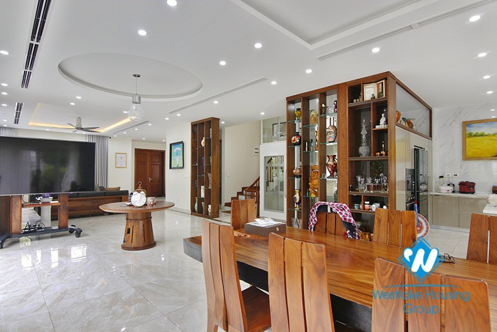  Massive ambassador corner villa for rent in Vinhomes Riverside - Long Bien